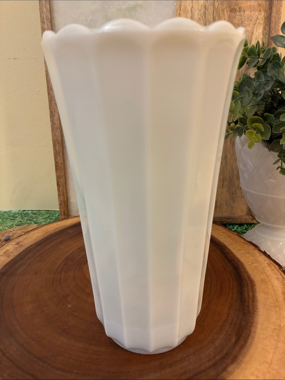 Vintage Milkglass Vase, nice weight, EUC - Picture 3 of 11